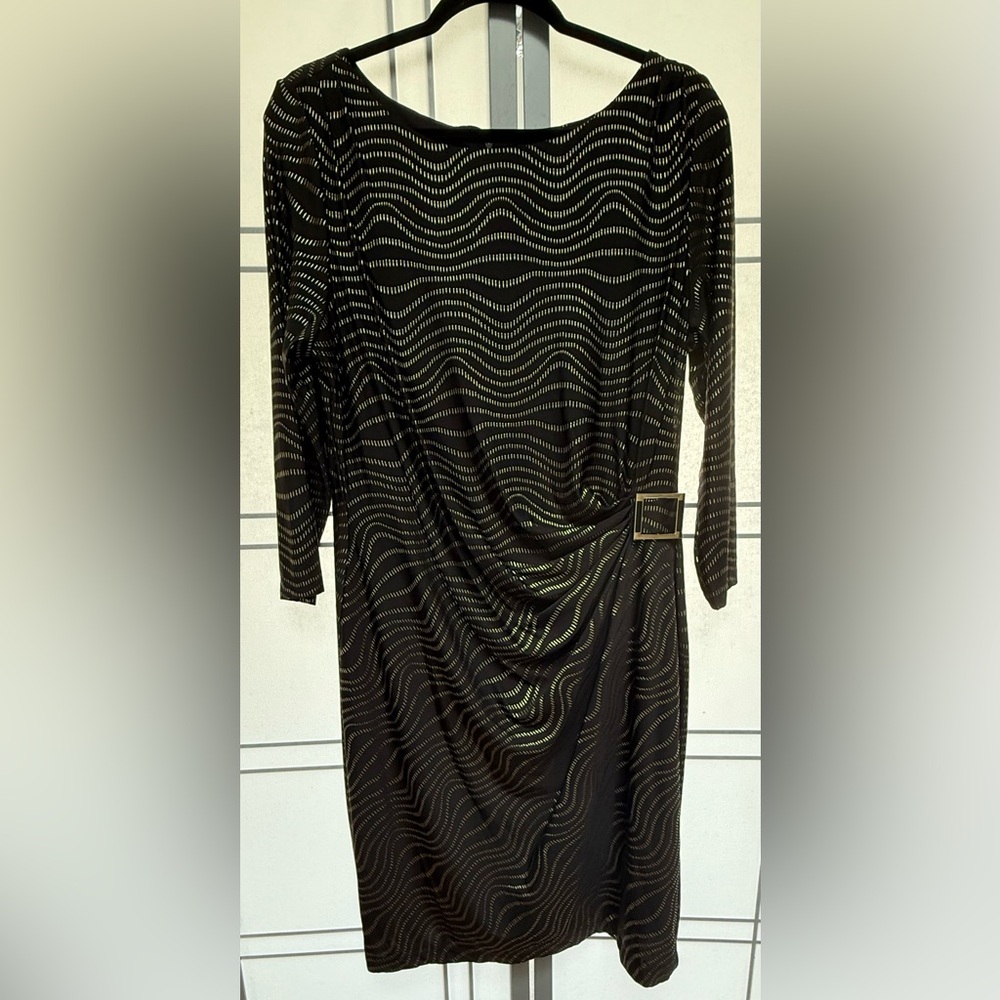 Chic Black and Gold Wave Pattern Dress
